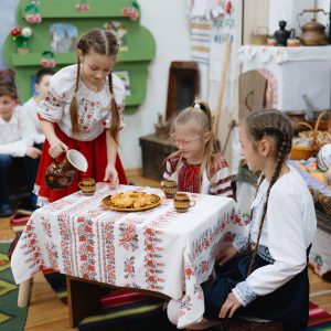 Inspirați din lucrările bunicului Creangă, elevii clasei a III-a „A”, au readus sfintele obiceiuri și sentimente curate